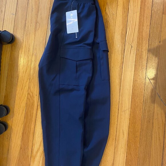* NWT * Athleta Endless Cargo Pants - Picture 2 of 3